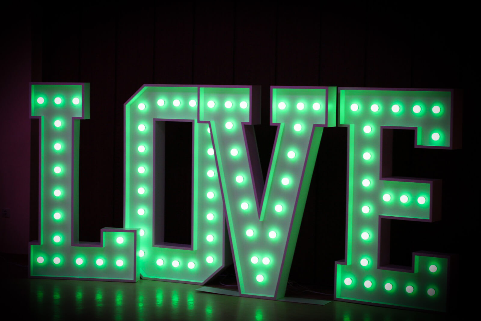 XXXL-Buchstaben-Love-gruen