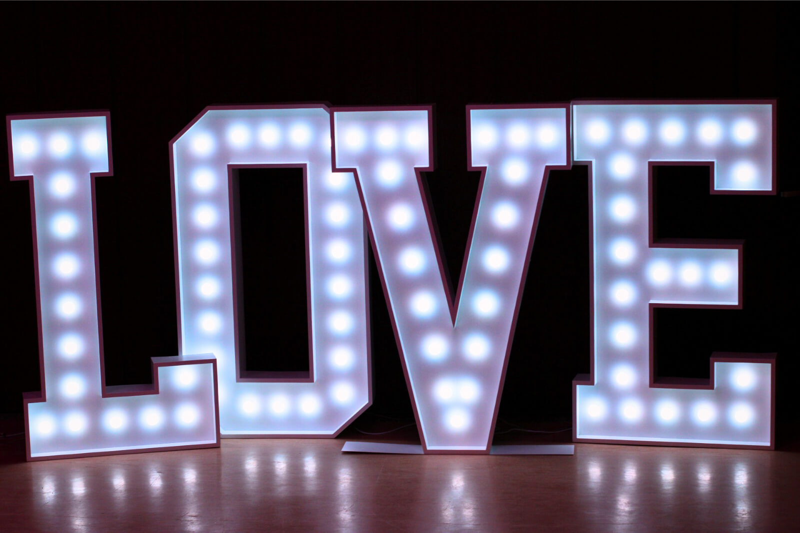 XXXL-Buchstaben-Love-weiss