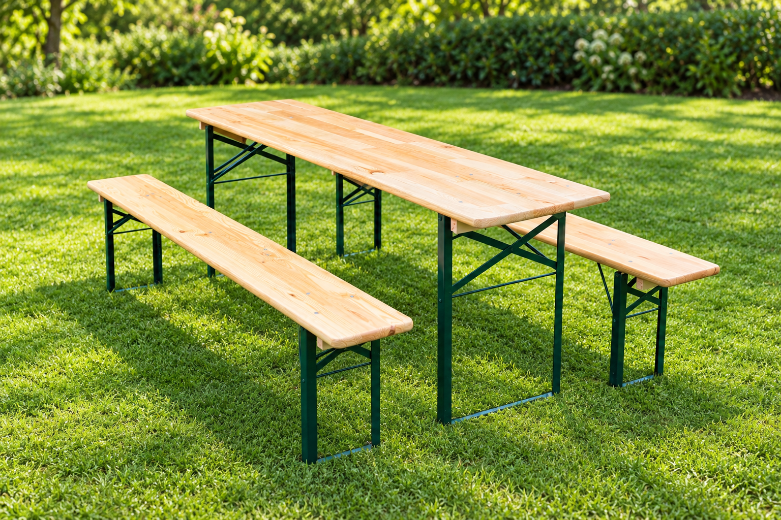 holzbiergartengarnitur im grünen garten
